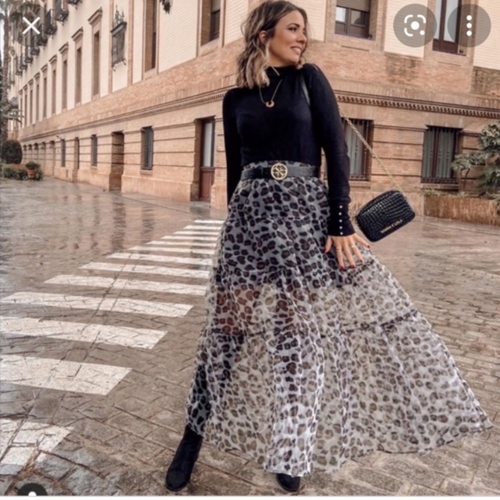 Zara long flowy skirt— size medium